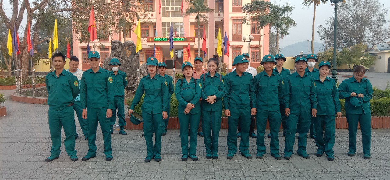 Quỳnh Văn Huấn luyện chiến sỹ dân quân năm thứ nhất