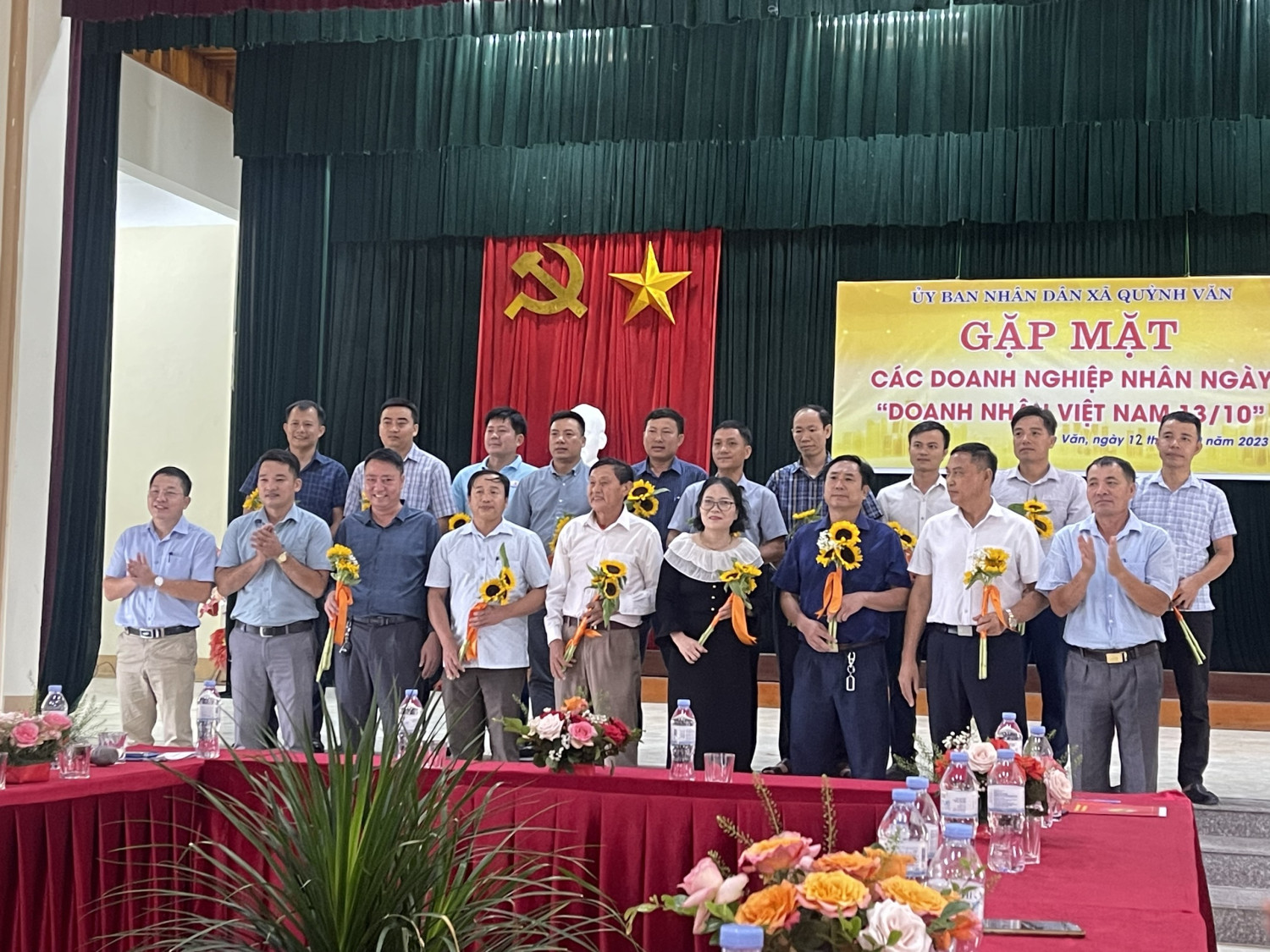 Lãnh đạo xã Quỳnh Văn tặng hoa chúc mừng các doanh nghiệp nhân dịp kỷ niệm 19 năm ngày Doanh nhân Việt Nam