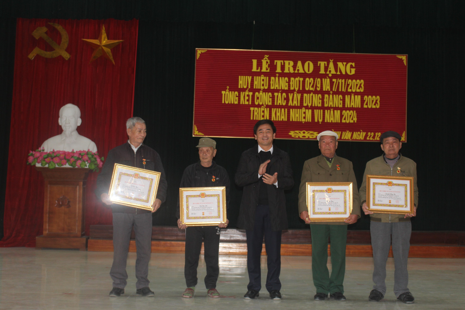 Đảng bộ xã Quỳnh Văn, huyện Quỳnh Lưu tổ chức Lễ trao tặng Huy hiệu Đảng đợt 2/9 và 7/11/2023 và tổng kết công tác xây dựng Đảng năm 2023, phương hướng, nhiệm vụ năm 2024