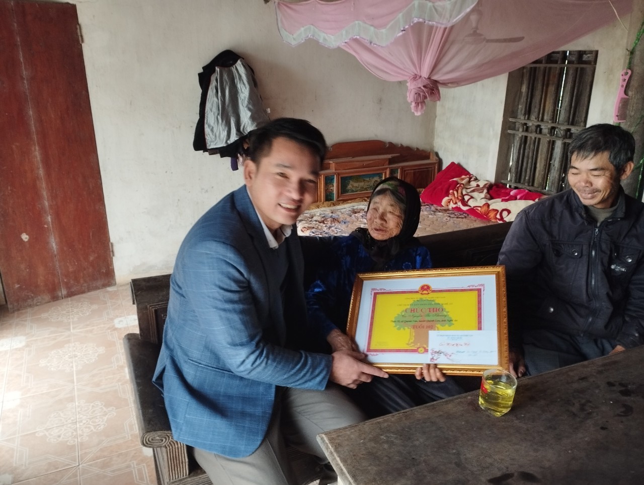 tặng quà cho cụ Nguyễn Thị Khương 102 tuổi